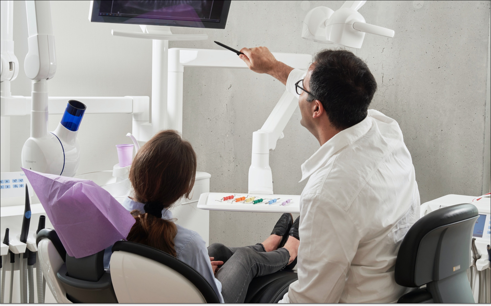 doctor enseñando radiografía dental